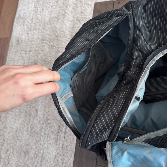 Thule Crossover 70L Travel Duffel – Black – Large Luggage - Picture 6 of 8